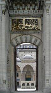 istanbul__suleymaniye_camii__foto_g._dallorto__bearbeitet-163x300 suleymaniye taç kapı