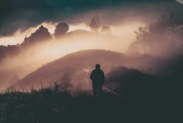 depositphotos_593199174-stock-photo-man-walking-foggy-autumn-landscape-365x245 İmam el-Gazzâlî, İbni Sina Eleştirisi Hakkında